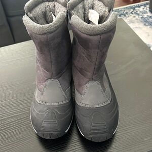 Adults SZ 8 Winter Boots in Gray